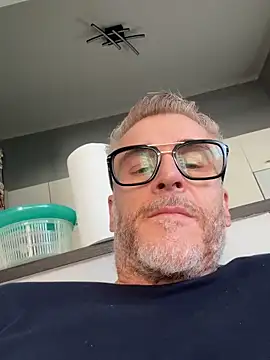 Axl hot online show from March 2026 01:46:01 PM