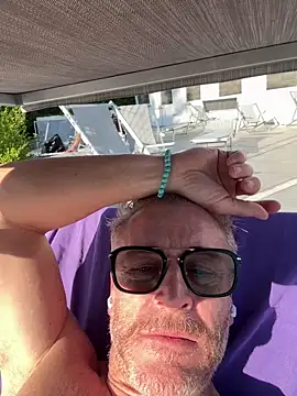 Axl hot online show from April 2026 04:02:02 PM