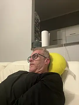 Axl hot online show from April 2026 09:43:02 PM