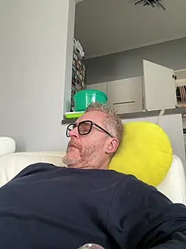 Axl hot online show from March 2026 01:34:02 PM