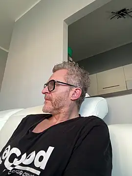 Axl hot online show from February 2026 11:17:01 AM