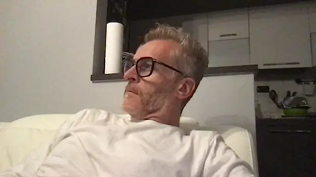 Axl hot online show from April 2026 09:16:01 PM