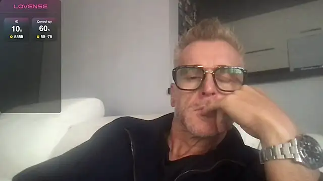 Snapshot of Axl_hot chatting on September 2025 12:33:01 PM Axl hot online show from September 2025 12:33:01 PM