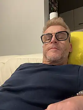 Axl hot online show from March 2026 10:37:01 PM