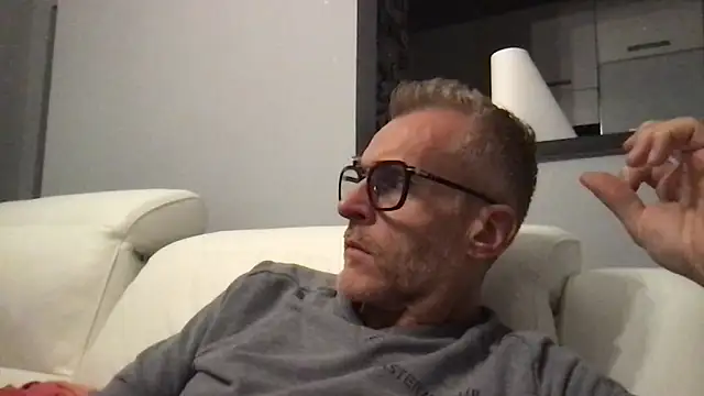 Axl hot online show from November 2025 08:34:02 PM