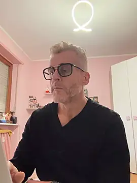 Axl hot online show from March 2026 11:28:02 AM