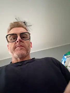 Axl hot online show from March 2026 10:31:01 AM