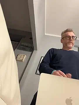 Axl hot online show from March 2026 01:40:01 AM