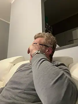 Axl hot online show from February 2026 12:56:02 AM