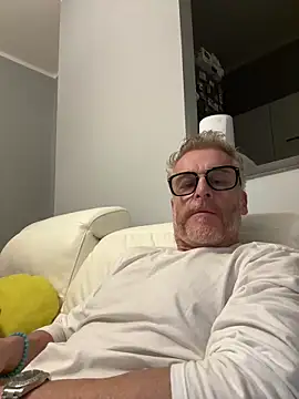 Axl hot online show from April 2026 11:05:01 PM