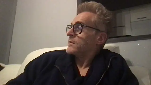 Axl hot online show from February 2026 12:17:02 AM