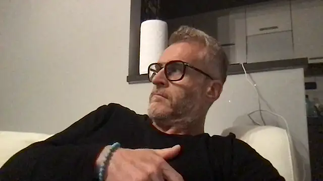 Axl hot online show from April 2026 08:57:02 PM