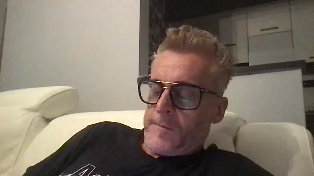 Axl hot online show from May 2026 07:55:02 PM
