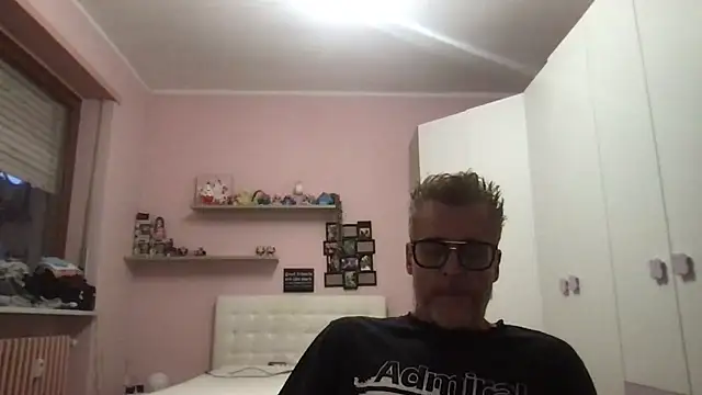 Axl hot online show from May 2026 07:12:01 PM