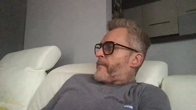 Axl hot online show from January 2026 12:53:01 PM