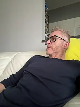 Axl hot online show from March 2026 01:17:01 PM