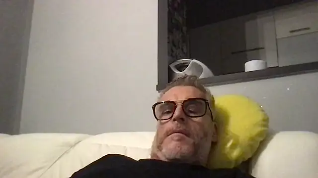 Axl hot online show from May 2026 01:00:01 AM