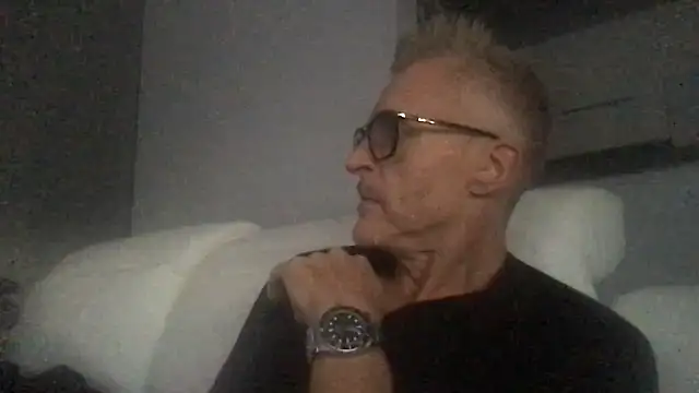 Snapshot of Axl_hot chatting on September 2025 04:35:02 PM Axl hot online show from September 2025 04:35:02 PM