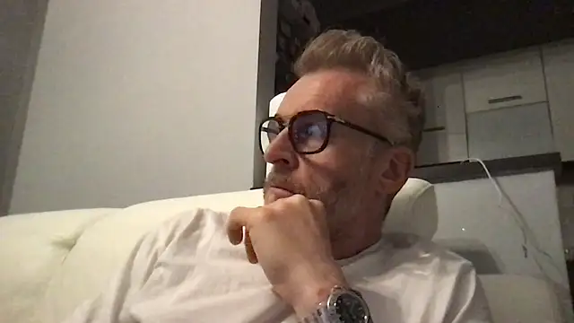 Axl hot online show from April 2026 06:22:01 PM