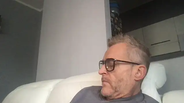 Axl hot online show from November 2025 12:04:02 PM