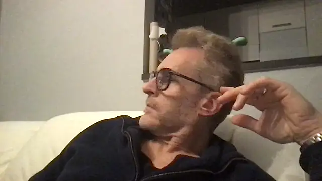 Axl hot online show from February 2026 08:08:01 PM