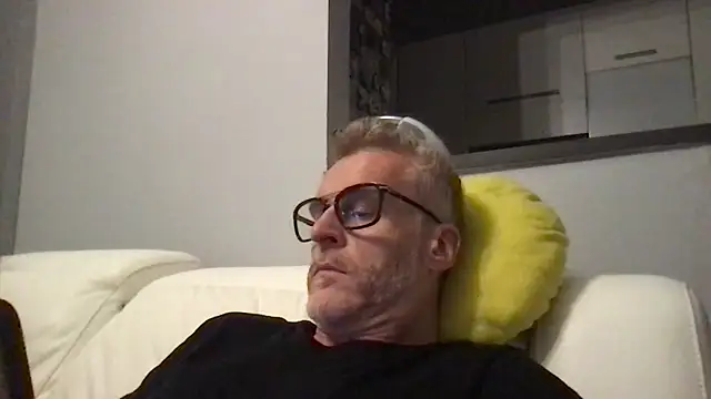 Axl hot online show from May 2026 08:02:01 PM