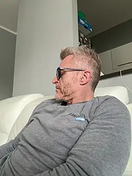 Axl hot online show from March 2026 04:01:01 PM