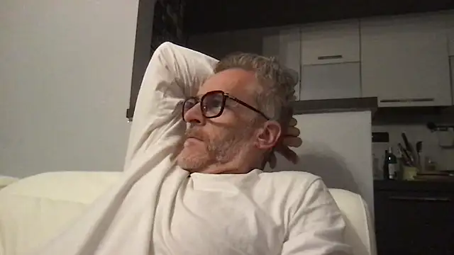 Axl hot online show from April 2026 08:56:01 PM