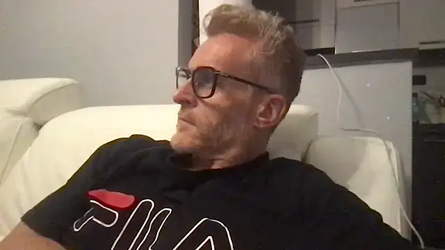 Axl hot online show from May 2026 10:35:01 PM