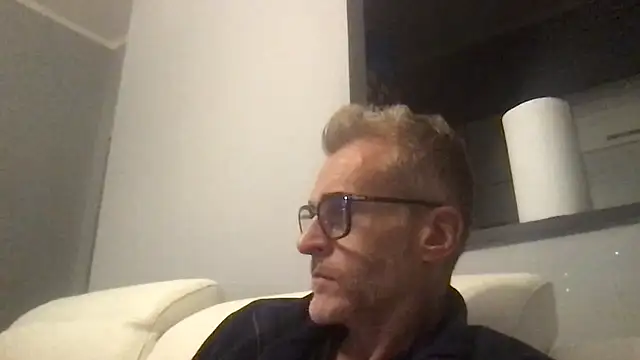 Axl hot online show from November 2025 08:31:01 PM