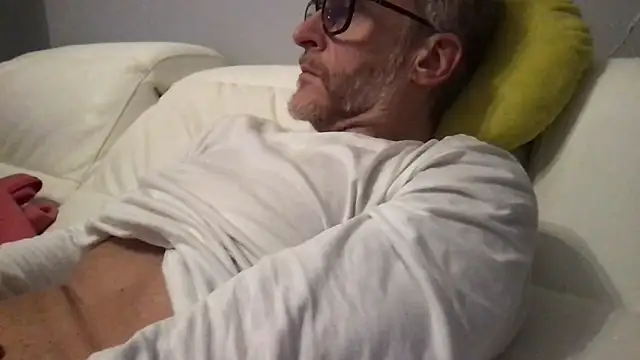 Axl hot online show from April 2026 09:39:33 PM