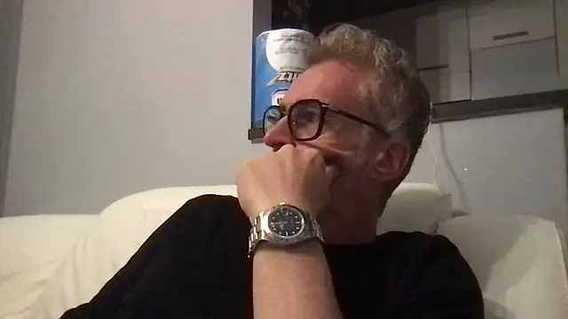 Axl hot online show from April 2026 08:59:01 PM