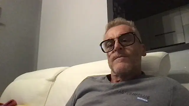 Axl hot online show from November 2025 05:28:02 PM