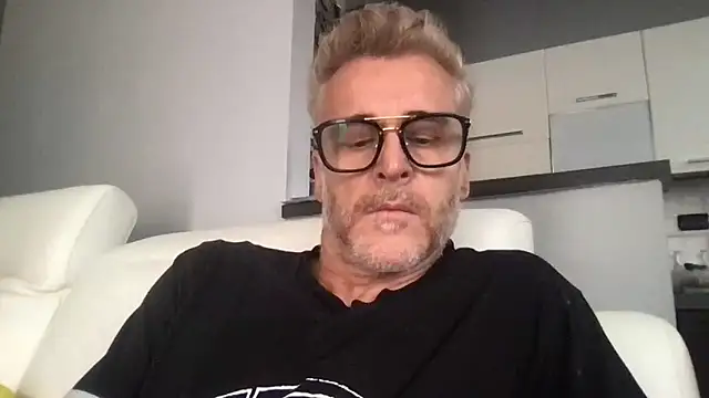 Snapshot of Axl_hot chatting on June 2026 10:15:01 AM Axl hot online show from June 2026 10:15:01 AM