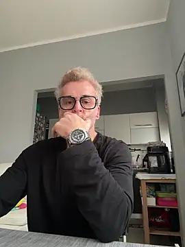 Axl hot online show from March 2026 08:32:02 AM