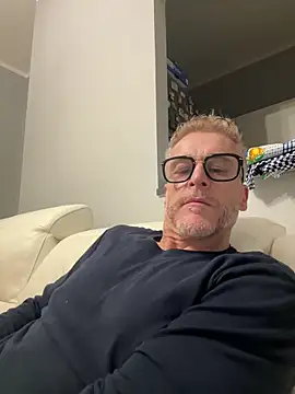 Axl hot online show from March 2026 08:44:02 PM