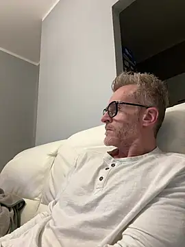 Axl hot online show from March 2026 06:31:01 PM