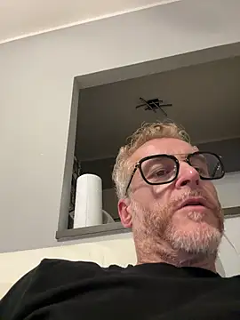 Axl hot online show from April 2026 10:12:01 PM