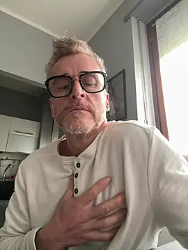 Axl hot online show from March 2026 04:30:02 PM