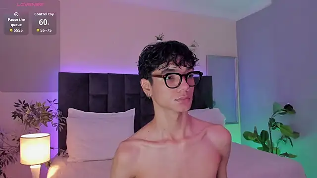 Snapshot of Phillicious__ chatting on November 2025 12:33:02 AM Phillicious online show from November 2025 12:33:02 AM