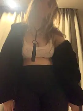 Snapshot of VesnaCrystal chatting on October 2025 08:43:01 PM VesnaCrystal online show from October 2025 08:43:01 PM