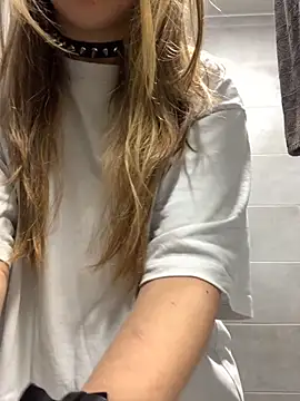 Snapshot of VesnaCrystal chatting on November 2025 03:17:02 PM VesnaCrystal online show from November 2025 03:17:02 PM