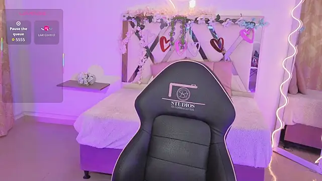 ZURY TAY online show from October 2025 11:44:02 AM