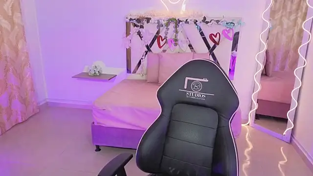 ZURY TAY online show from November 2025 11:47:01 AM