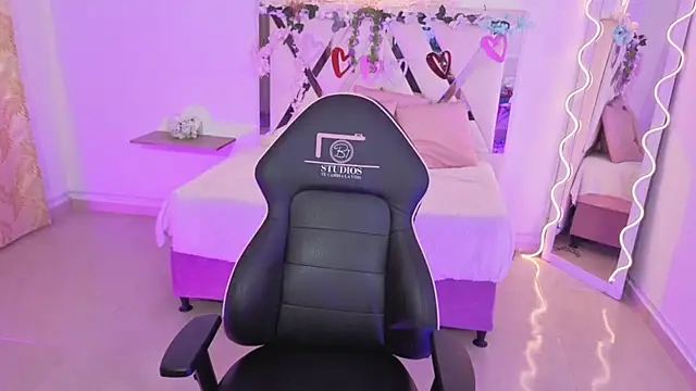 ZURY TAY online show from October 2025 11:53:01 AM