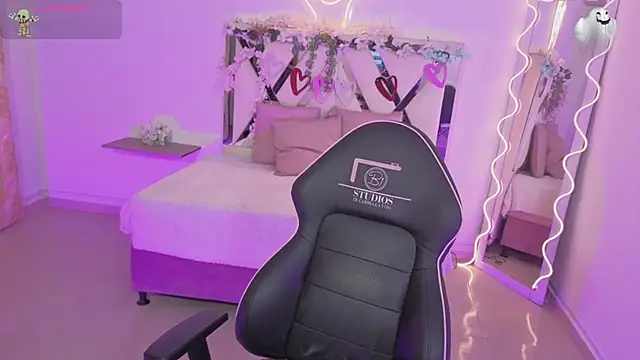 ZURY TAY online show from October 2025 11:41:02 AM