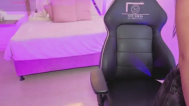 ZURY TAY online show from October 2025 11:42:01 AM