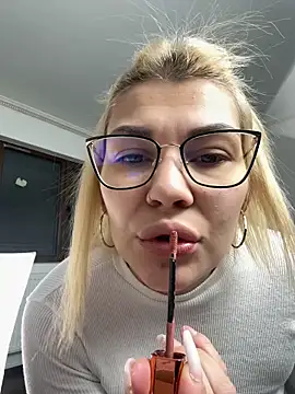 MiaKiittyy online show from December 2025 01:22:02 AM