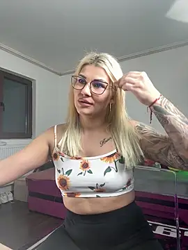 MiaKiittyy online show from December 2025 05:13:01 PM