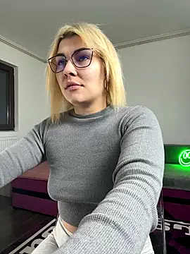 MiaKiittyy online show from December 2025 04:53:01 PM